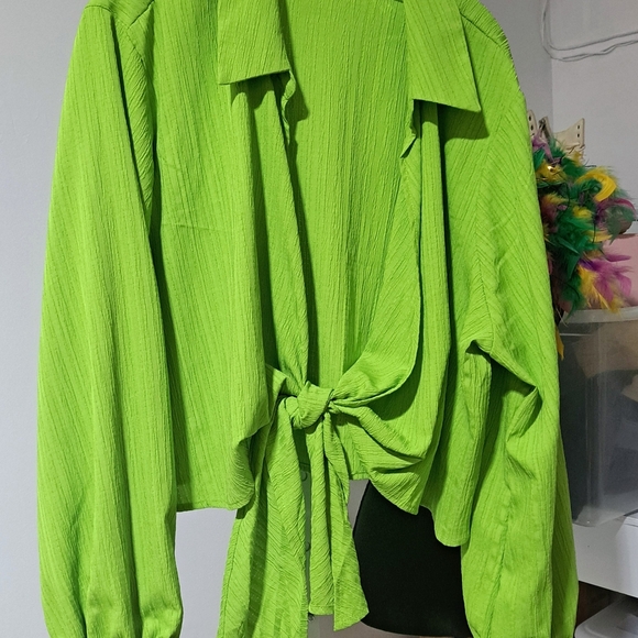 #049 Timing Sz 3X Vibrant Green Tie-Front Crop Top - Picture 3 of 4